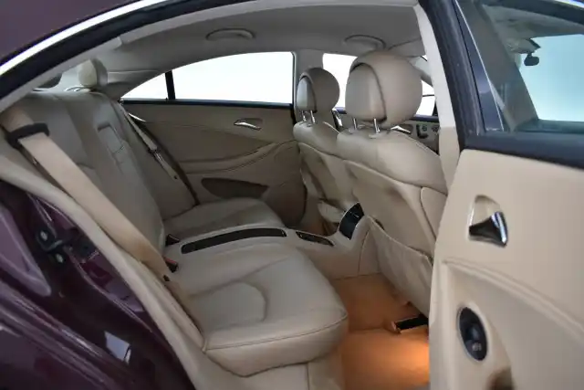 Punainen Sedan, Mercedes-Benz CLS – SLT-641
