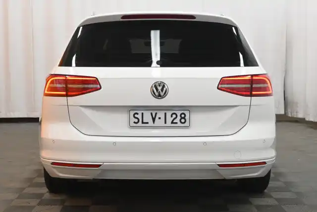 Valkoinen Farmari, Volkswagen Passat – SLV-128