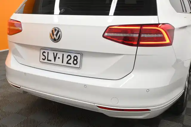 Valkoinen Farmari, Volkswagen Passat – SLV-128