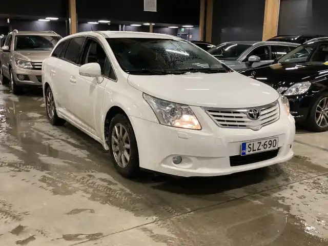 Valkoinen Farmari, Toyota Avensis – SLZ-690