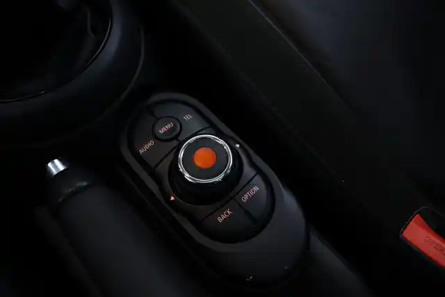 Valkoinen Viistoperä, MINI ONE – SMA-432