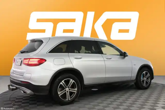 Harmaa Maastoauto, Mercedes-Benz GLC – SMB-220