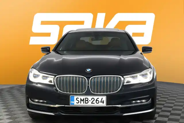 Sininen Sedan, BMW 740 – SMB-264