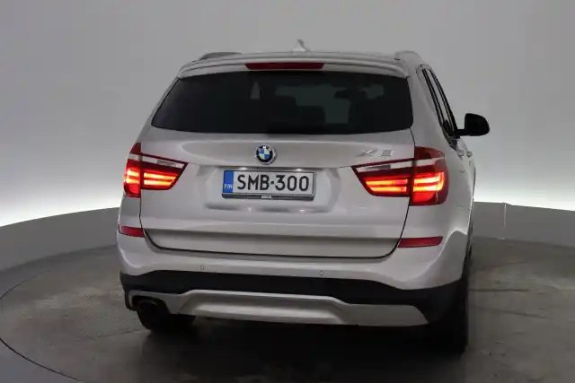 Harmaa Maastoauto, BMW X3 – SMB-300