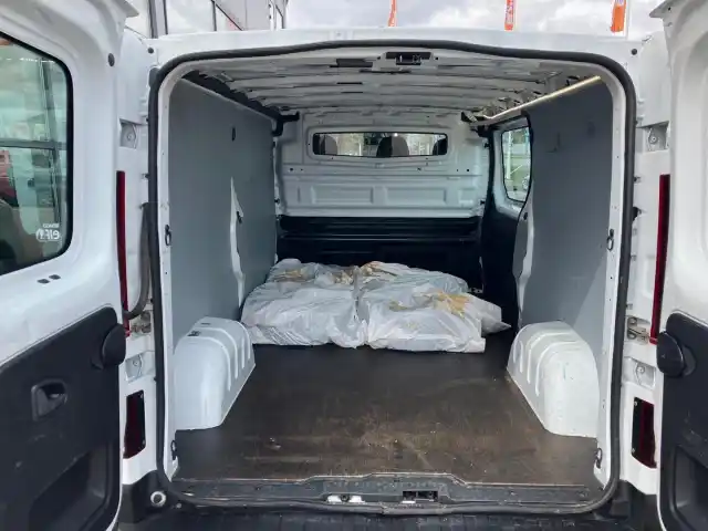 Valkoinen Pakettiauto, Renault Trafic – SMC-918