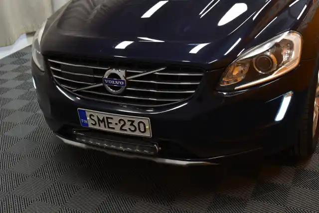 Sininen Maastoauto, Volvo XC60 – SME-230