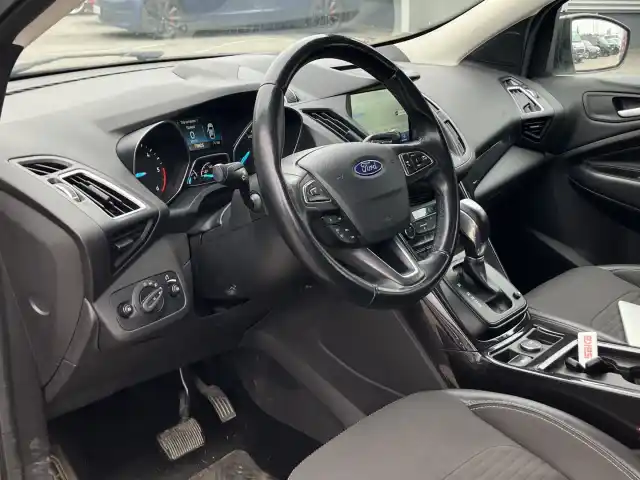 Harmaa Maastoauto, Ford Kuga – SME-342