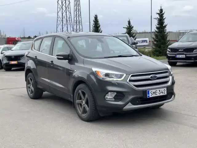 Harmaa Maastoauto, Ford Kuga – SME-342