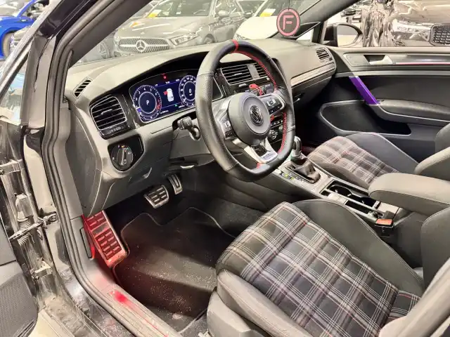 Musta Viistoperä, Volkswagen Golf – SMK-146
