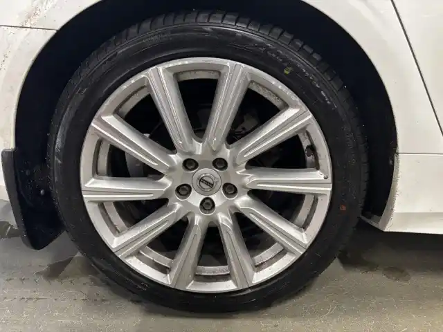 Valkoinen Sedan, Volvo S90 – SMK-403