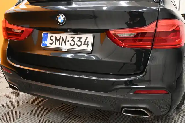 Musta Farmari, BMW 520 – SMN-334