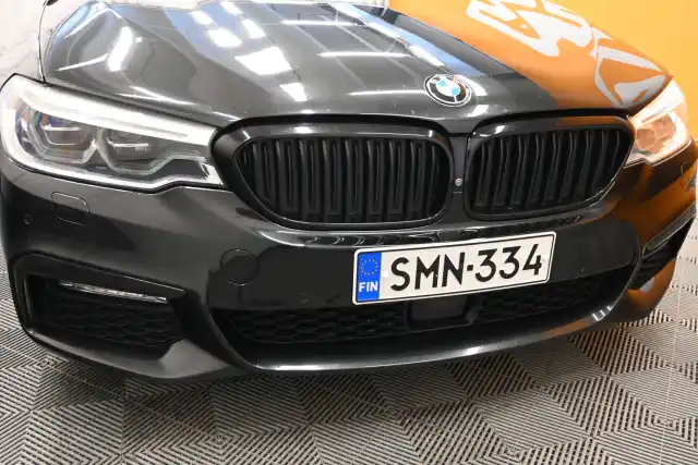 Musta Farmari, BMW 520 – SMN-334