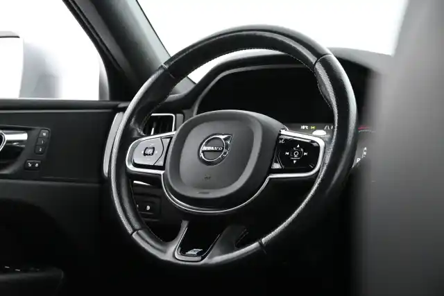 Valkoinen Maastoauto, Volvo XC60 – SMO-155