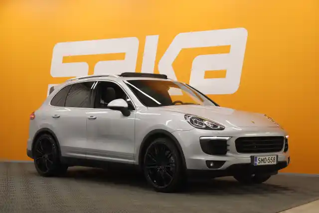 Harmaa Maastoauto, Porsche Cayenne – SMO-558