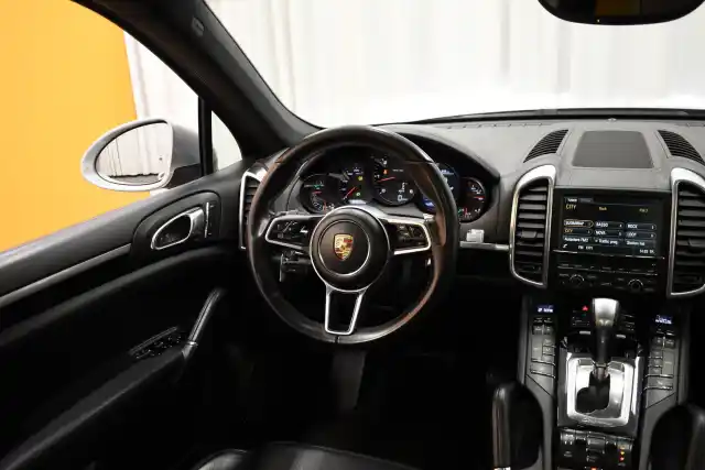 Harmaa Maastoauto, Porsche Cayenne – SMO-558