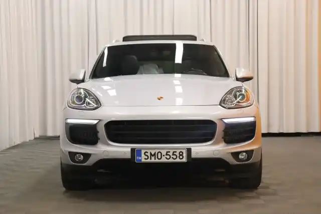 Harmaa Maastoauto, Porsche Cayenne – SMO-558