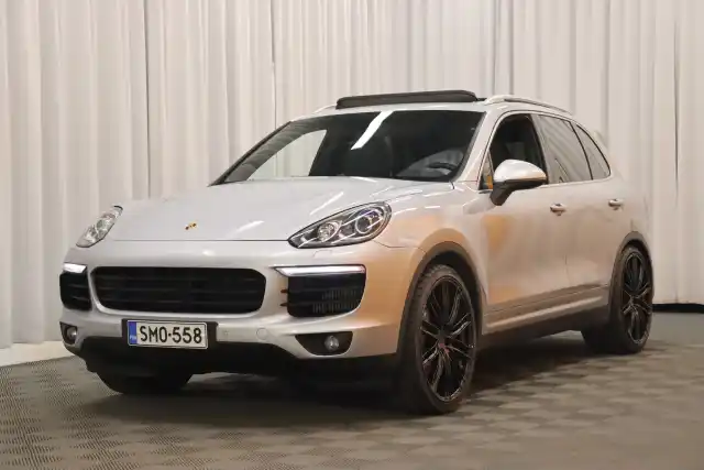 Harmaa Maastoauto, Porsche Cayenne – SMO-558