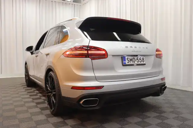 Harmaa Maastoauto, Porsche Cayenne – SMO-558