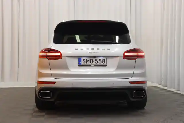 Harmaa Maastoauto, Porsche Cayenne – SMO-558