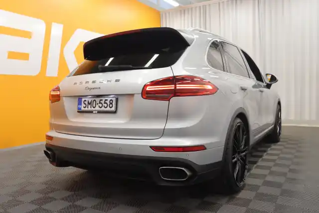 Harmaa Maastoauto, Porsche Cayenne – SMO-558