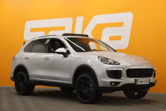 Harmaa Maastoauto, Porsche Cayenne – SMO-558