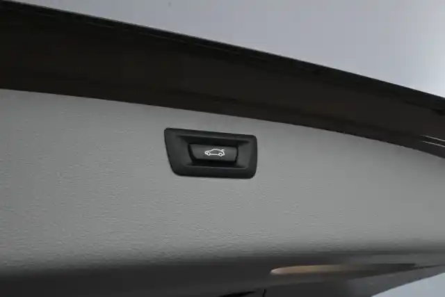 Ruskea Farmari, BMW 320 – SMO-608