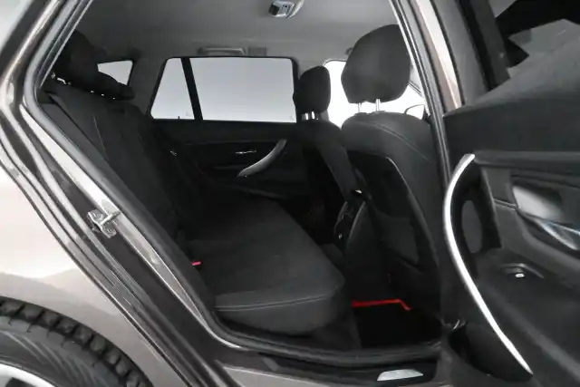 Ruskea Farmari, BMW 320 – SMO-608