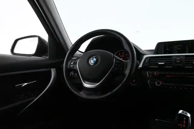 Ruskea Farmari, BMW 320 – SMO-608
