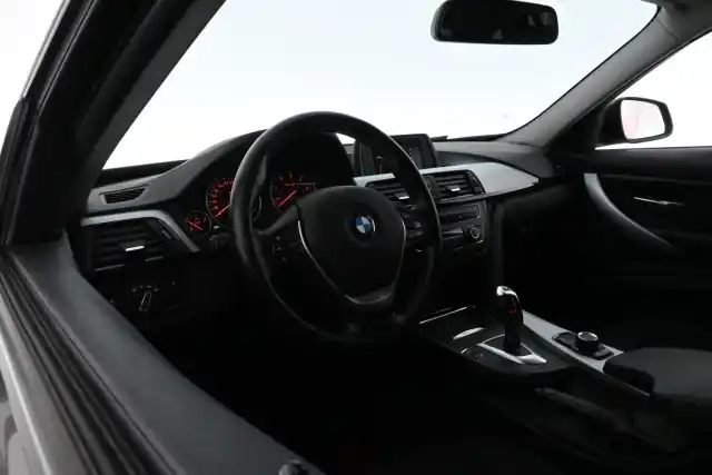 Ruskea Farmari, BMW 320 – SMO-608