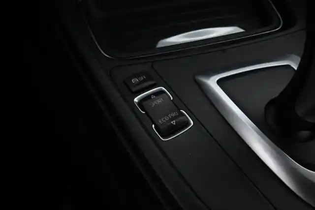 Ruskea Farmari, BMW 320 – SMO-608