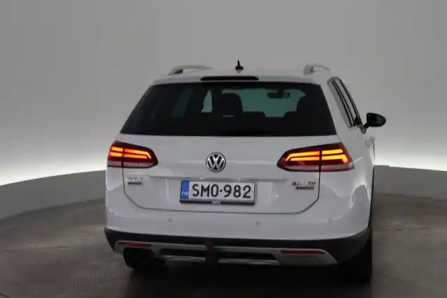 Valkoinen Farmari, Volkswagen Golf – SMO-982