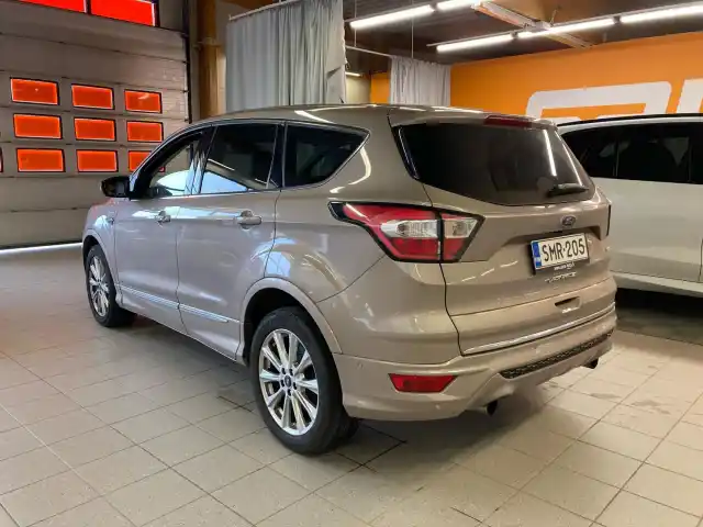 Harmaa Maastoauto, Ford Kuga – SMR-205