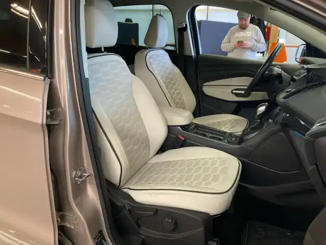 Harmaa Maastoauto, Ford Kuga – SMR-205
