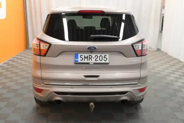 Harmaa Maastoauto, Ford Kuga – SMR-205