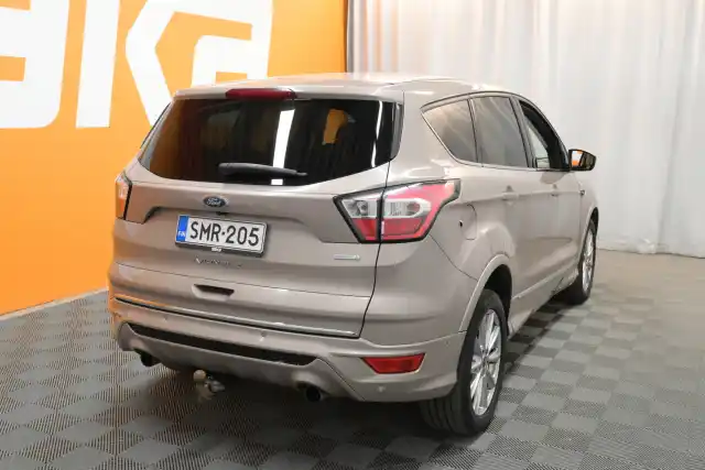 Harmaa Maastoauto, Ford Kuga – SMR-205