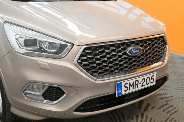 Harmaa Maastoauto, Ford Kuga – SMR-205