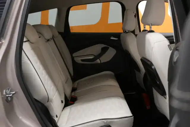 Harmaa Maastoauto, Ford Kuga – SMR-205
