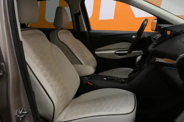 Harmaa Maastoauto, Ford Kuga – SMR-205