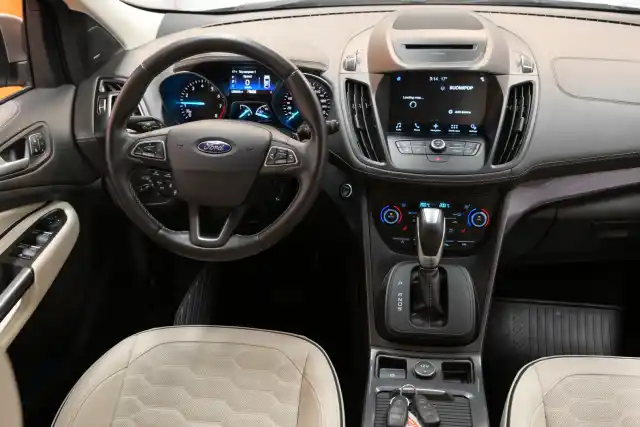 Harmaa Maastoauto, Ford Kuga – SMR-205