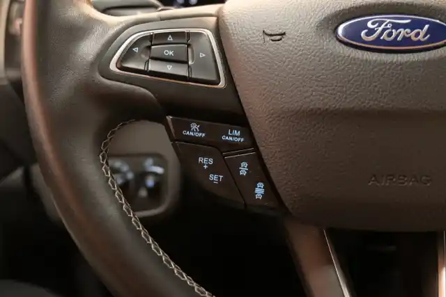 Harmaa Maastoauto, Ford Kuga – SMR-205