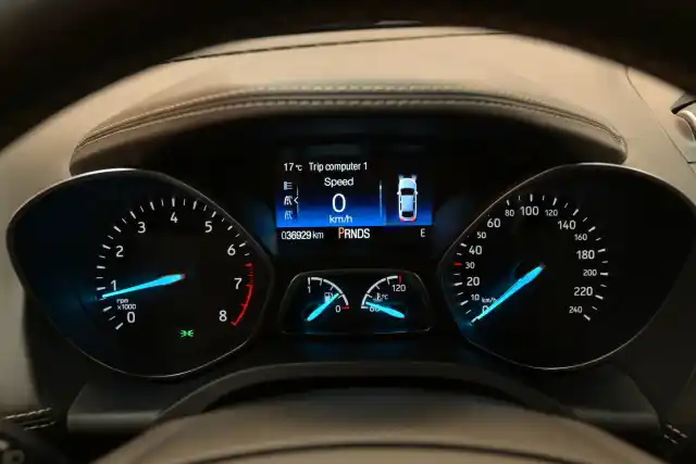 Harmaa Maastoauto, Ford Kuga – SMR-205
