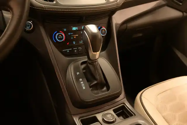 Harmaa Maastoauto, Ford Kuga – SMR-205