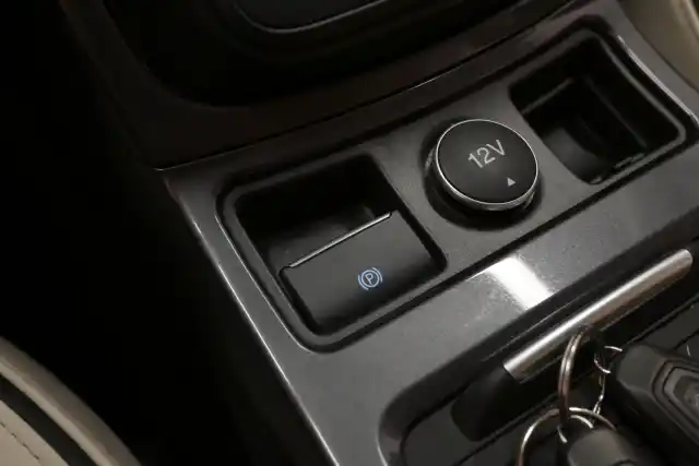 Harmaa Maastoauto, Ford Kuga – SMR-205