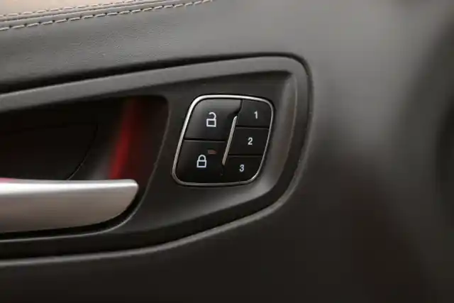 Harmaa Maastoauto, Ford Kuga – SMR-205