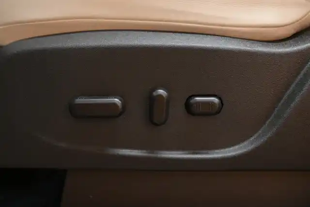 Harmaa Maastoauto, Ford Kuga – SMR-205