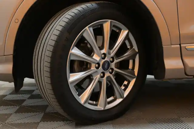 Harmaa Maastoauto, Ford Kuga – SMR-205