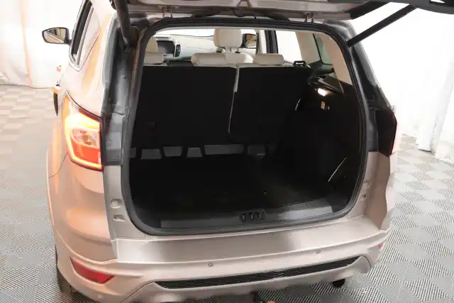 Harmaa Maastoauto, Ford Kuga – SMR-205