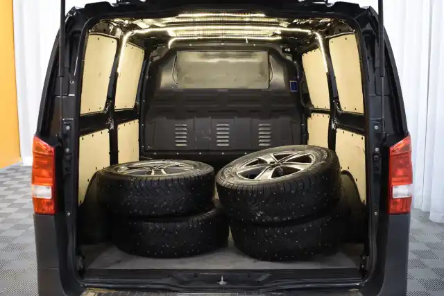 Musta Pakettiauto, Mercedes-Benz Vito – SMT-869