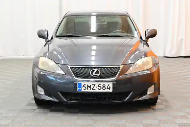 Harmaa Sedan, Lexus IS – SMZ-584