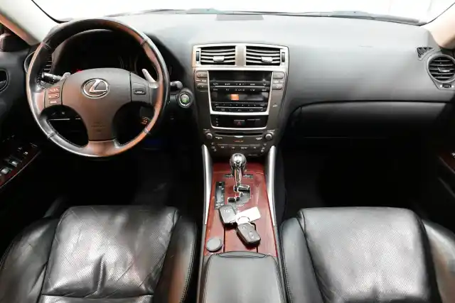 Harmaa Sedan, Lexus IS – SMZ-584